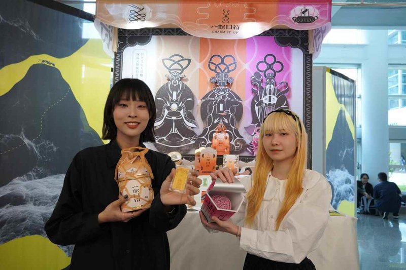 台灣科技大學設計系30日舉行畢業展,學生周善(右)與陳依瑩(左)以台灣符咒文化切入,打造出富有在地情感又具新意的創意商品「一飽口符麵」,重新詮釋符咒作為祝福象徵。(台科大提供)中央社記者許秩維傳真 114年4月30日