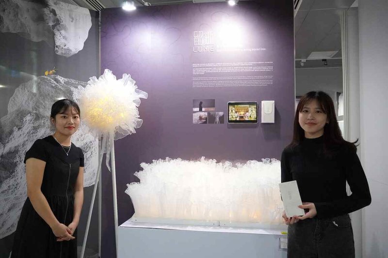 台灣科技大學設計系30日舉行畢業展,學生劉宥希(左)與陳虹菱(右)作品「留逝」試圖打破華人制式化喪儀,結合多彩燈光效果與環保花藝設計,減少資源浪費。(台科大提供)中央社記者許秩維傳真 114年4月30日