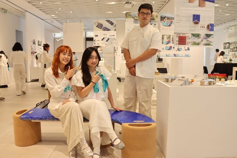 台北科技大學工業設計系近日舉行畢業展,學生作品「羽生」透過創新材料再製與模組化構造設計,將廢棄羽球打造為可持續使用的公共長椅。(北科大提供)中央社記者許秩維傳真 114年4月30日