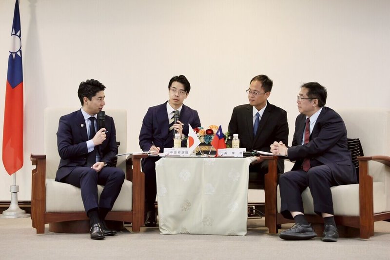 日本自民黨青年局長、眾議員中曾根康隆(左1)等參眾議員,30日拜會台南市長黃偉哲(右1),雙方討論台日交流議題。(台南市政府提供)中央社記者張榮祥台南傳真 114年4月30日