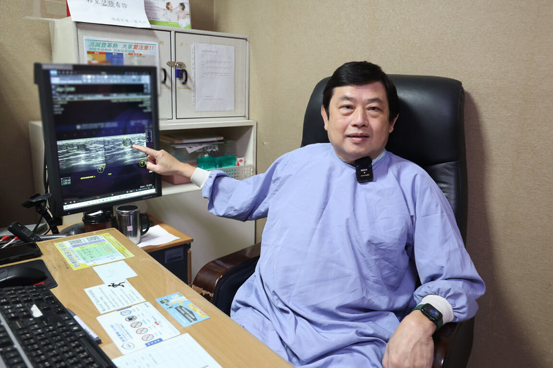 在員榮醫院駐診的童綜合醫院梧棲院區乳房外科醫師陳國棟（圖）表示，一名男性患者就診告知左側乳頭流出不明液體，經超音波檢查，乳頭下方有1.7公分腫塊，切片檢查後，證實為乳管原位癌。（員榮醫院提供）中央社記者鄭維真傳真  114年4月30日