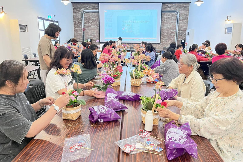 台南市政府農業局30日在麻豆區農會舉辦「蘭花手作DIY小教室」體驗活動,推廣蘭花走入民眾日常生活。(台南市農業局提供)中央社記者楊思瑞台南傳真 114年4月30日