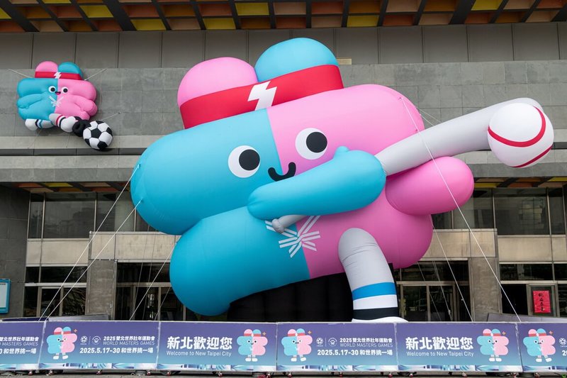 新北市政府體育局表示,2025雙北世界壯年運動會將於5月17日至30日舉行,世壯運吉祥物「巨型壯寶」氣球裝置位於板橋體育場旁,歡迎民眾前來打卡。(新北體育局提供)中央社記者黃旭昇新北市傳真 114年4月30日