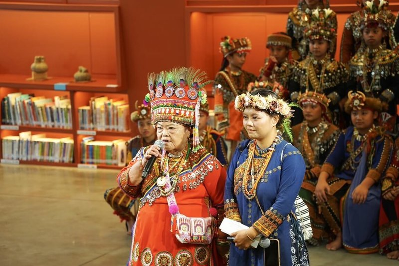 「靈媒與她們的產地:屏東縣靈媒文化」特展30日在屏菸1936文化基地原民館開展,84歲靈媒張順枝(前左)與36歲新生代排灣族靈媒胡雅雯(前右)共同分享心路歷程與信念。(屏東縣政府原住民處提供)中央社記者黃郁菁傳真 114年4月30日