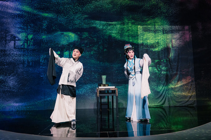 「鏡花水月-國光30戲曲沉浸劇場光影展」開幕記者會30日舉行,演員溫宇航(左)、陳長燕(右)帶來虛實共演片段「十八羅漢圖」。(國光劇團提供)中央社記者葉冠吟傳真 114年4月30日