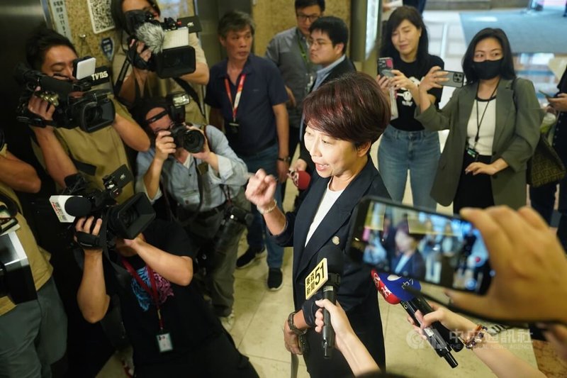 民進黨台南市長尚未提名,布局許久的民進黨立委林俊憲與陳亭妃日前隔空交鋒,成為媒體關注焦點;陳亭妃(前右)30日在立法院接受媒體訪問時表示,團結最重要。中央社記者徐肇昌攝 114年4月30日
