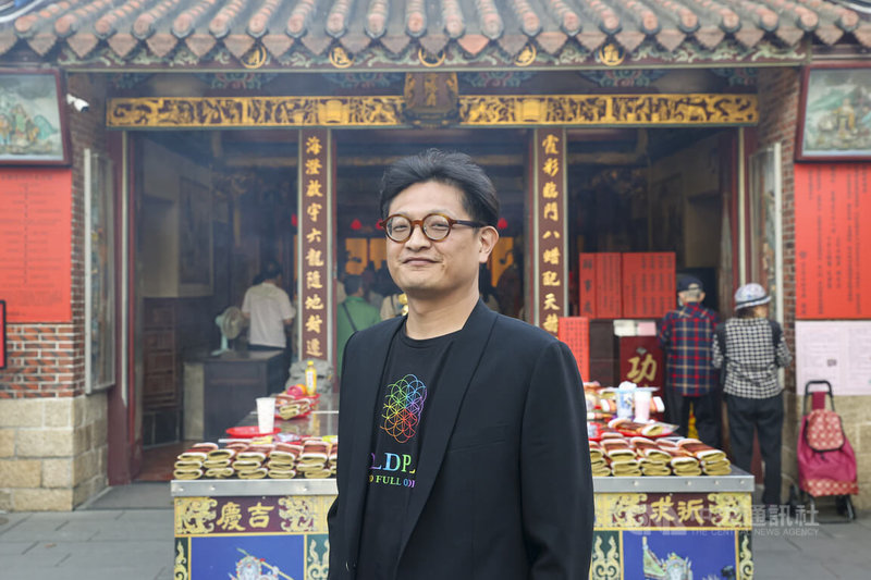 大稻埕創意街區發展協會副理事長吳孟寰(前)也是台北霞海城隍廟文宣長,他21歲時,因為學英文結識台北霞海城隍廟第6代管理人陳文文,因而與大稻埕締下深厚緣分。中央社記者鄭清元攝 114年4月30日