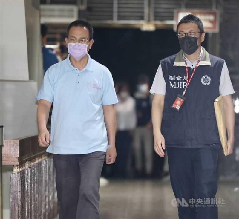 台北地檢署偵辦罷綠團體涉不實連署案,國民黨台北市黨部書記長初文卿(左)17日以被告身分遭檢調約談。(中央社檔案照片)