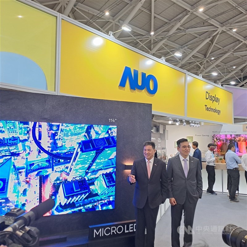 圖為友達光電展示114吋拼接微型發光二極體(MicroLED)顯示螢幕。(中央社檔案照片)