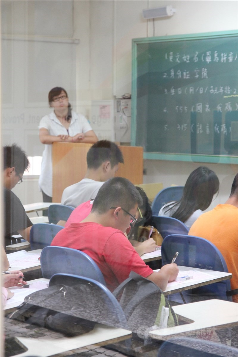 托福測驗(TOEFL ITP)台灣區總代理忠欣公司30日宣布,托福獎學金今年度將加碼,研究計畫組每名補助金額從新台幣8000元提高到1萬元。圖為早期中部13所大學院校舉辦的大學新鮮人托福測試。(中央社檔案照片)