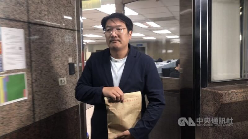 基隆地檢署偵辦罷免民進黨基隆市議員鄭文婷及張之豪案,提議人名冊涉死亡連署,29日聲押基隆市政府民政處長張淵翔(圖),法院裁定40萬元交保,並限制住居,辦理交保後,張淵翔30日凌晨0時許離開基隆地院。中央社記者王朝鈺攝 114年4月30日