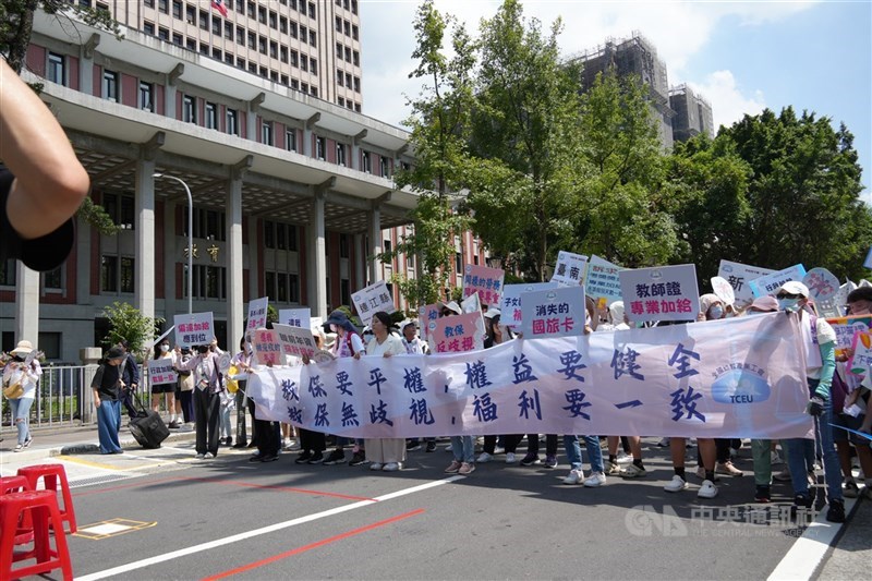 全國幼教產業工會30日發布新聞稿指出，公立幼兒園契約進用的教保員，長久以來是最弱勢的一群，呼籲政府將屬「人權範疇」的喪假等假期標準，擇優與公務人員、教師一致。圖為民國113年8月，教保員走上街頭，呼籲政府檢討教保員與幼教師待遇不平等問題。（中央社檔案照片）