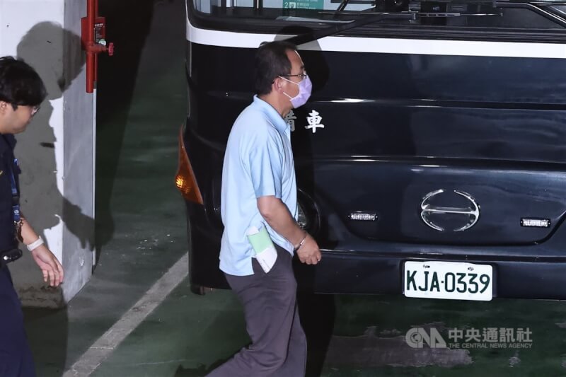 國民黨台北市黨部書記長初文卿(中)涉罷免提議書偽造案遭羈押,台灣高等法院30日裁定駁回初文卿抗告,羈押禁見確定。(中央社檔案照片)