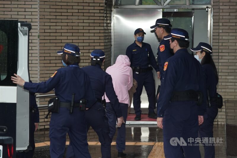 圖為台北地方法院23日審理劉姓保母姊妹涉虐死男童「剴剴」案,囚車抵達北院寶慶院區,劉彩萱(粉色外套)在法警戒護下從後門下車。中央社記者徐肇昌攝 114年4月23日
