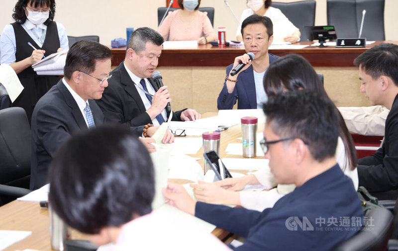 立法院內政委員會30日上午邀內政部次長馬士元(前左2)、消防署長蕭煥章(前左)等人列席,繼續審查災害防救法部分條文修正草案,由召委、民進黨立委張宏陸(前左3)主持。中央社記者張新偉攝 114年4月30日