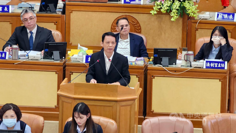 新北市議會30日進行業務質詢，藍、綠議員指出，房屋稅開徵，因適用稅率問題引發民眾質疑。財政局長陳榮貴（中立者）表示，財政部財稅系統與內政部戶政系統格式不同，兩系統間疑出現介接問題，這是通案，目前22縣市都有出現問題。中央社記者王鴻國攝  114年4月30日