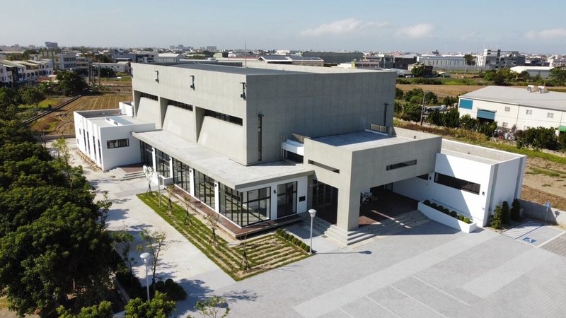 彰化縣和美鎮和群國中活動中心30日完工啟用,活動中心外觀融入周邊農田景致,與在地環境共構共融。(彰化縣政府提供)中央社記者吳哲豪傳真 114年4月30日