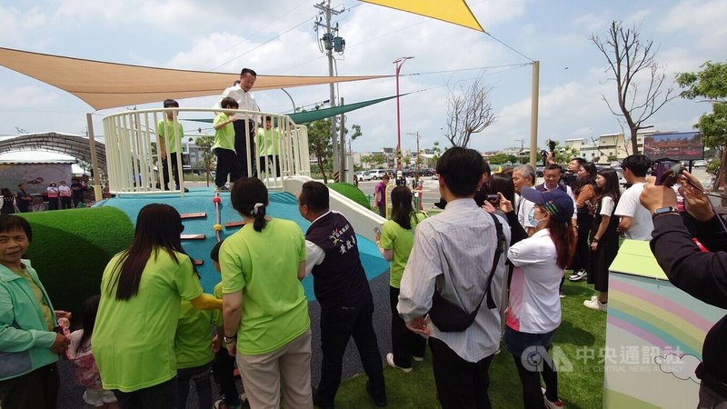 中央補助興建嘉義縣新港鄉嘉民行政園區兒童遊戲場30日啟用,嘉義縣長翁章梁(後左,白襯衫者)到場,與幼稚園小朋友同樂。中央社記者蔡智明攝 114年4月30日