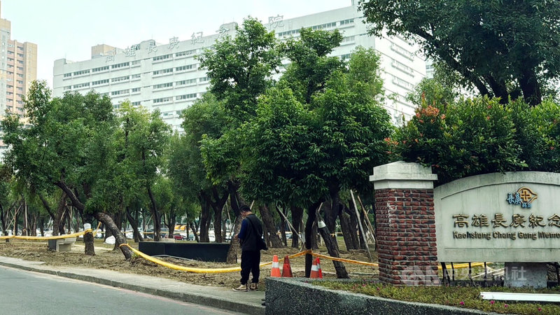 高雄長庚醫院遭控給錯藥。高雄市衛生局30日表示,初步查察結果是護理人員於藥水瓶身上貼錯標籤所致,核對藥品符合醫師處方,因高雄長庚未盡督導之責,將依法處新台幣5萬元以上25萬元以下罰鍰。中央社記者林巧璉攝 113年4月30日