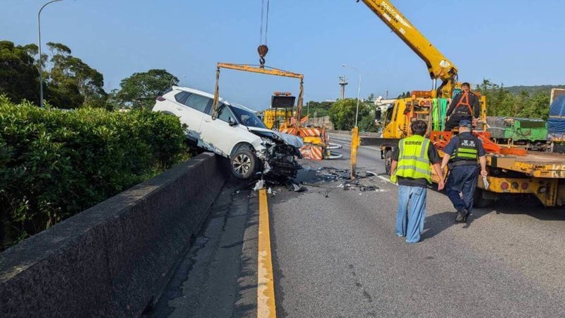 33歲阮姓男子30日駕駛自用小客貨車行經國道1號南下三義路段,疑因精神不濟開啟輔助駕駛,撞上彭姓男子所駕駛的國道施工緩撞車,因撞擊力道猛烈,小客貨車頭幾乎全毀,後輪卡在中央分隔島上,所幸未釀傷亡。(警方提供)中央社記者管瑞平傳真 114年4月30日