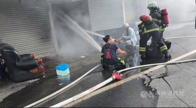 台東市雲南路透天厝民宅30日下午發生火警,消防人員趕抵布設水線,迅速將火勢撲滅,所幸年邁屋主夫妻都在醫院,逃過一劫。中央社記者盧太城台東攝 114年4月30日