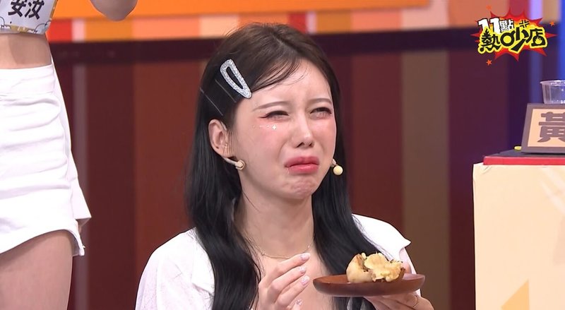 綜藝節目「11點熱吵店」邀請韓國啦啦隊員李雅英（圖）玩遊戲嗑夜市美食，但她接連落敗，被罰吞下地獄料理「大腸包榴槤」，露出痛苦表情。（TVBS提供）中央社記者洪素津傳真  114年4月30日