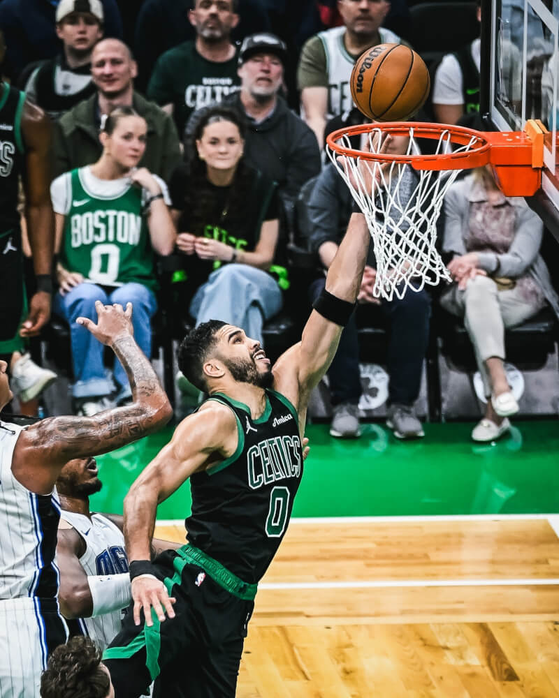 美國職籃NBA衛冕軍波士頓塞爾蒂克30日在球星塔特姆(中)連3戰轟破35分帶領下,以120比89痛宰奧蘭多魔術。(圖取自x.com/celtics)