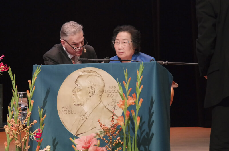 2015年諾貝爾醫學獎得主屠呦呦(右)在瑞典發表演講。(中新社)