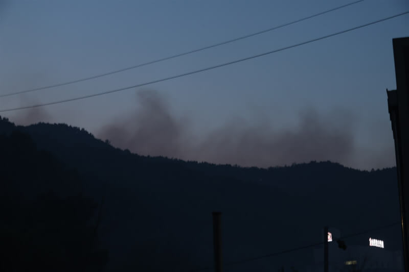韓國大邱北區函芝山日前發生森林火災,一度受到控制的火勢30日再度復燃蔓延。(韓聯社)