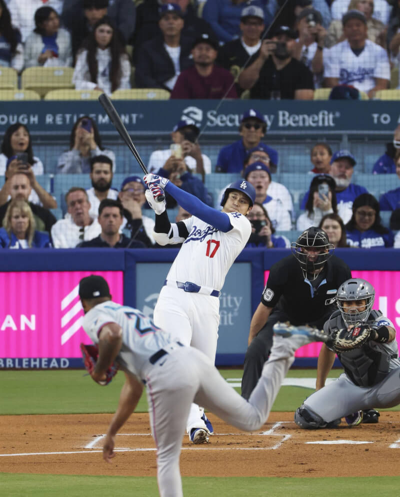 MLB洛杉磯道奇日籍球星大谷翔平(中)29日敲出本季第7支全壘打。(共同社)