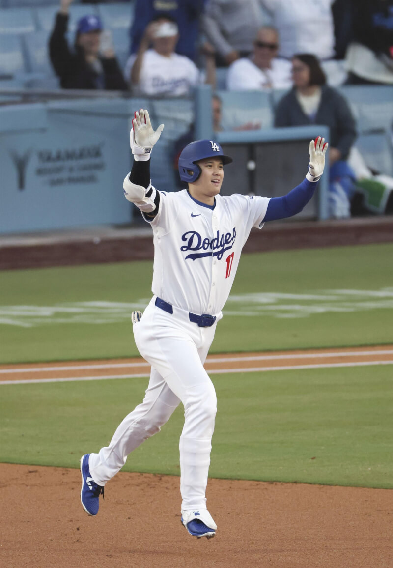 大谷翔平擊出全壘打後開心繞壘。(共同社)