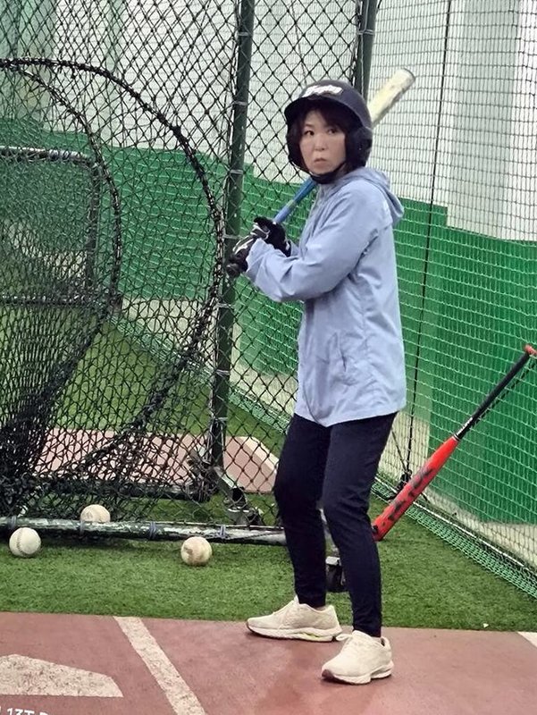 2025雙北世界壯年運動會即將開賽,新北市府官員也報名競技,體育局長洪玉玲(圖)29日晚間下班後,特地到某國中練習場,練習壘球揮棒打擊,積極備戰。(民眾提供)中央社記者黃旭昇新北市傳真 114年4月30日