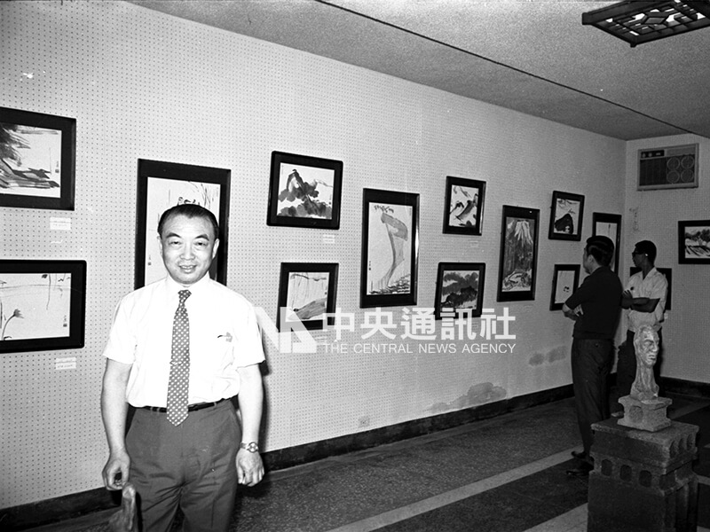 藝術家趙二呆舉辦個人畫展，他的構圖簡約，展現超脫世俗的悠然心境。中央社記者陳永魁攝　60年5月1日