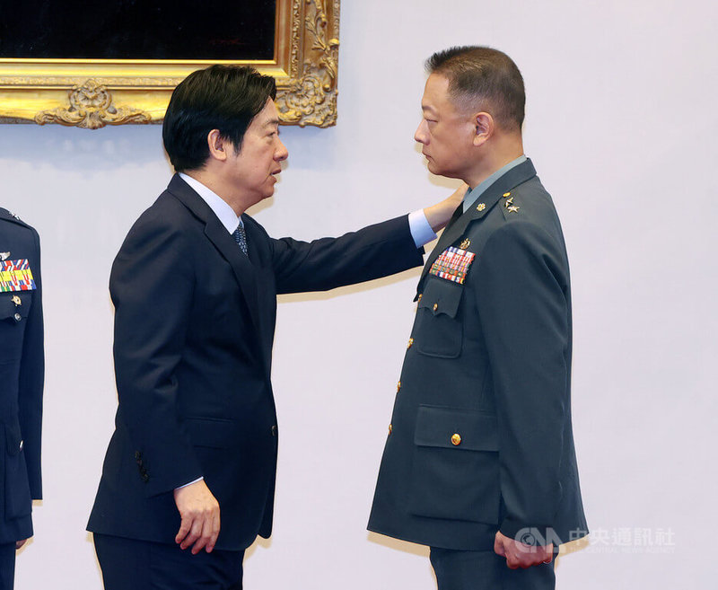 總統賴清德(左)30日主持「中華民國114年5月份將官晉任授階典禮」,國防部政戰局軍事新聞處長孫立方(右)少將升任國防部政務辦公室主任並晉任中將。中央社記者郭日曉攝 114年4月30日