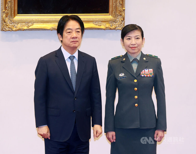總統賴清德(左)30日主持「中華民國114年5月份將官晉任授階典禮」,恭喜國防部通資次長室綜合處處長雷詠淇(右)調任通次室資電處長,並晉任為陸軍少將。中央社記者郭日曉攝 114年4月30日