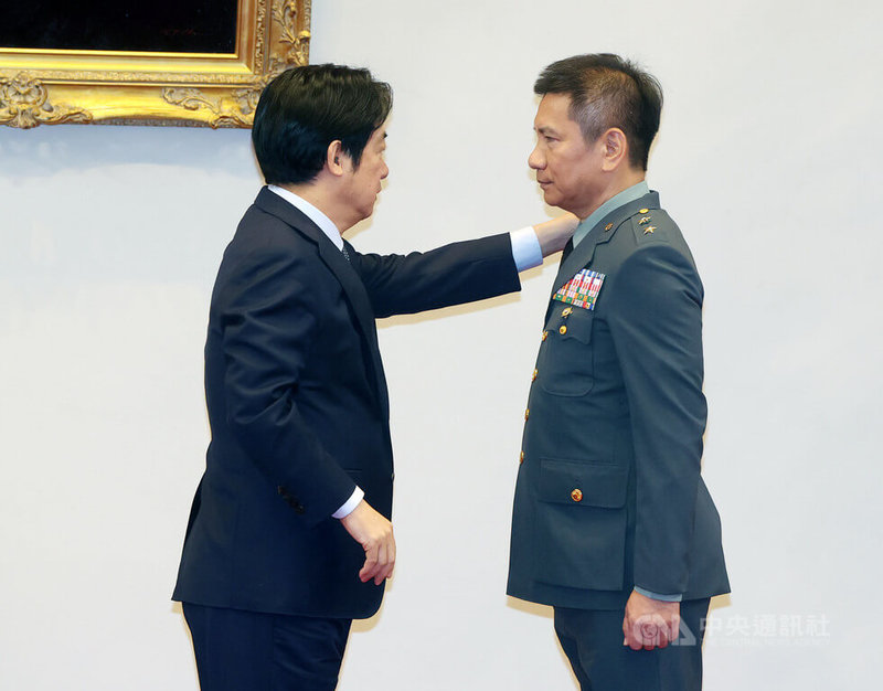 總統賴清德(左)30日主持「中華民國114年5月份將官晉任授階典禮」,陸軍少將陳俊源(右)升任澎防部指揮官,並晉任中將。中央社記者郭日曉攝 114年4月30日