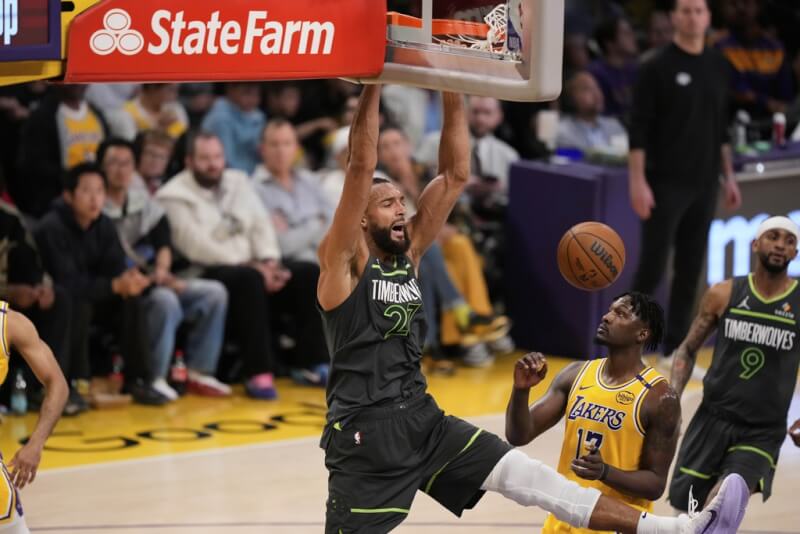 NBA明尼蘇達灰狼1日(台灣時間)在季後賽首輪以4比1淘汰湖人,灰狼隊中鋒戈貝爾比賽時灌籃得分。(美聯社)