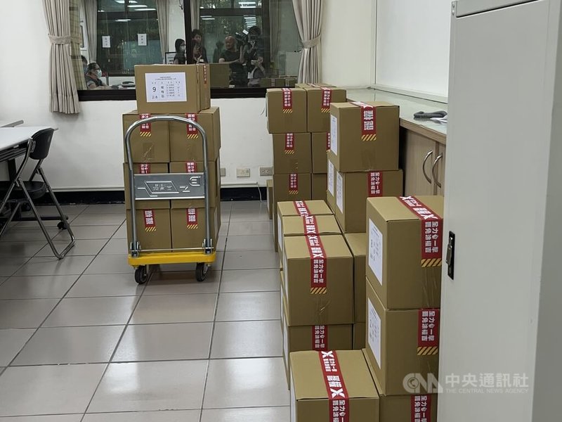 罷免國民黨籍立委涂權吉團隊1日到桃園市選舉委員會,送交第2階段連署書。中央社記者葉臻攝 114年5月1日