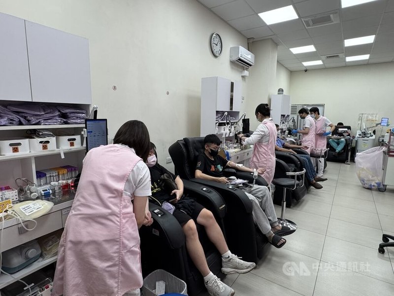 雲林科技大學EMBA第8屆即將畢業,1日在雲林、台中、南投、彰化等地同步舉辦「千人千袋、熱血傳愛」活動,號召民眾挽袖捐血。中央社記者姜宜菁攝 114年5月1日