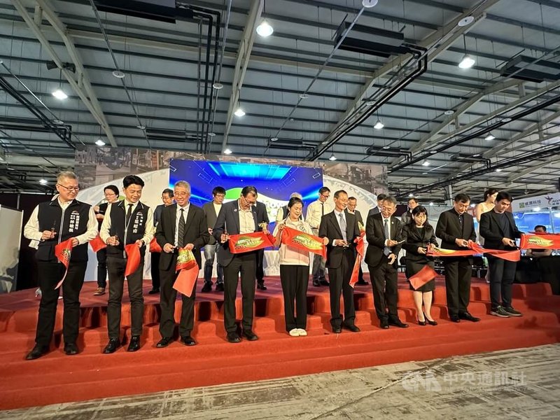 2025商用車大展1日在台中國際展覽館登場,產官學各界齊聚,透過展覽呈現商用車最新發展趨勢。中央社記者趙麗妍攝 114年5月1日