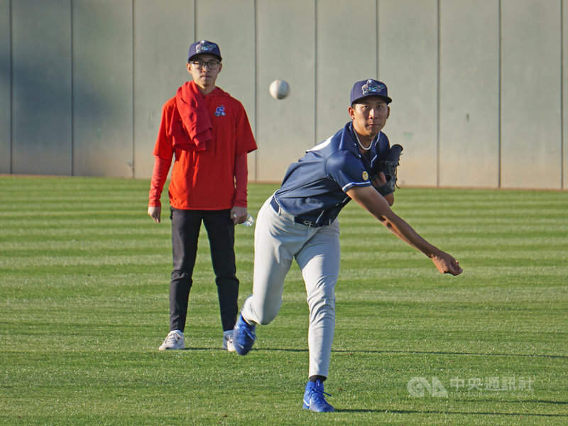 美國職棒運動家小聯盟1A台灣投手沙子宸(前)賽前練投,翻譯翁卓群(後)協助訓練。中央社記者林宏翰洛杉磯攝 114年5月1日