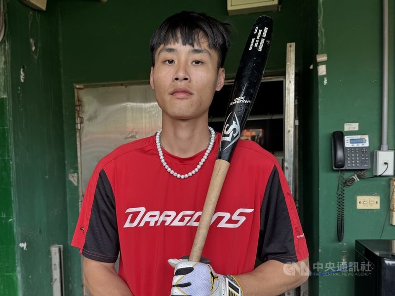 中華職棒味全龍隊張政禹(圖)4月30日出賽首度使用魚雷棒並打滿全場,他1日受訪表示,其實已經適應了2、3個星期,但實際使用心得還要多一點樣本數才比較準確。中央社記者楊啟芳攝 114年5月1日