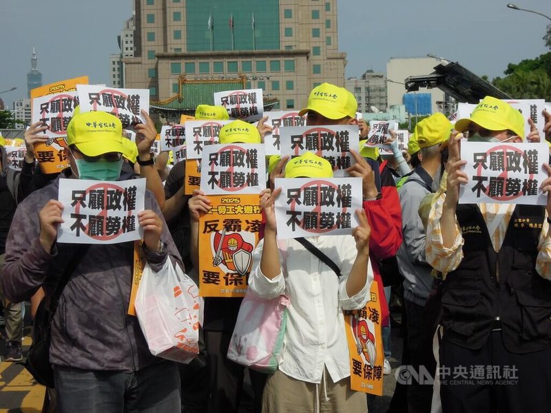 全國工會團體、超過5000名勞工1日齊聚凱道展開2025五一勞工大遊行,活動尾聲眾人集結於凱道,面向總統府高舉「只顧政權、不顧勞權」標語。中央社記者吳欣紜攝 114年5月1日