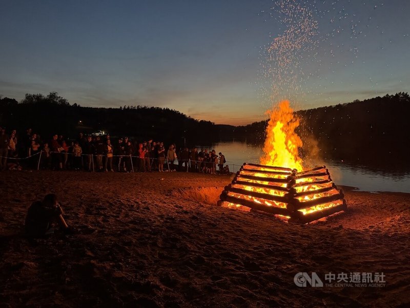 捷克「燒女巫節」(Čarodějnice)是流傳數百年的有趣傳統,人們在4月30日傍晚點燃篝火,將象徵冬天與黑暗力量的女巫人偶焚燒殆盡。中央社記者劉郁葶布拉格攝 114年5月1日