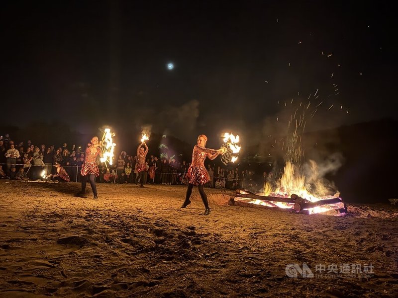 捷克「燒女巫節」慶祝活動從下午直到深夜,現場有遊行、音樂與火舞表演,以及各式小吃攤。圖為現場火舞表演。中央社記者劉郁葶布拉格攝 114年5月1日