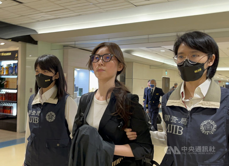 網紅貴婦奈奈(本名蘇陳端)(前中)涉嫌詐欺,潛逃到加拿大遭通緝,她1日搭機抵台,面對媒體提問全程不發一語,離開機場後即坐上調查局車輛離開。中央社記者葉臻攝 114年5月1日