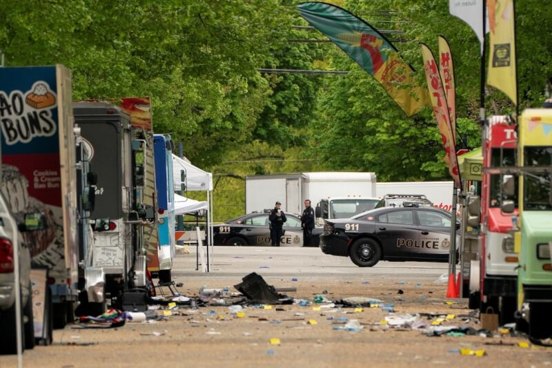 加拿大溫哥華26日發生休旅車衝撞社區節慶活動事件。圖為當地警方28日在事發現場進行調查。(路透社)