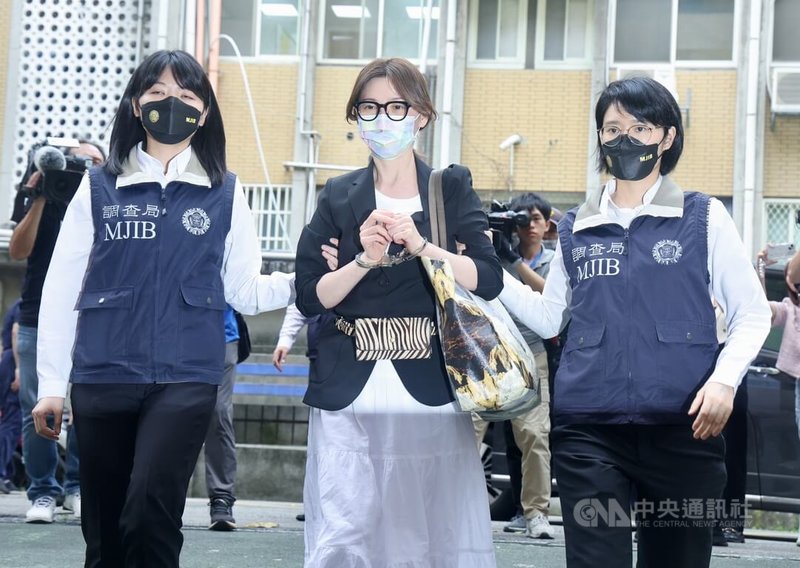 網紅貴婦奈奈(本名蘇陳端)(前中)涉嫌詐欺,1日清晨在法務部調查局人員陪同下搭機返台,下午解送台北地檢署複訊,過程中貴婦奈奈未回應媒體提問。中央社記者張皓安攝 114年5月1日