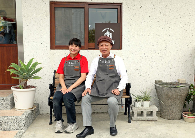 嘉義縣洪苡宸(左)3年前返鄉創立甜點工作室,還改造閒置多年豬舍成充滿溫馨的甜點場域,同時指導社區民眾製作低糖甜點,縣長翁章梁(右)1日訪視鼓勵。(嘉義縣政府提供)中央社記者黃國芳傳真 114年5月1日