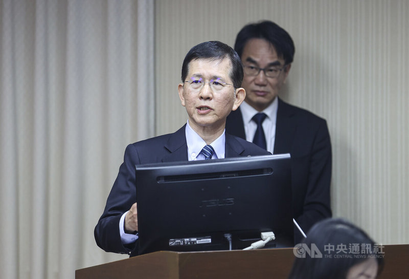 立法院交通委員會1日審議新聞媒體與數位平台議價法草案,數位發展部長黃彥男(前)列席備詢。中央社記者鄭清元攝 114年5月1日